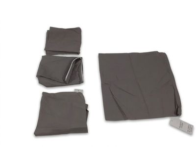 quatre morceaux de tissu posés sur une surface blanche, avec une télécommande