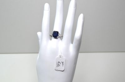 une main de mannequin blanche avec une bague au doigt