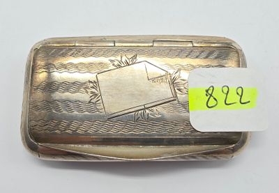 une petite boîte en argent sur laquelle est accrochée une étiquette de prix