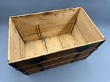 une vieille caisse en bois munie de deux poignées et de deux poignées
