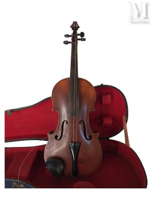 un violon posé sur une chaise rouge