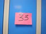 un post-it rose sur lequel est inscrit le chiffre 33