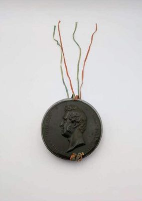 une image représentant une pièce de monnaie à laquelle est attaché un bout de fil métallique