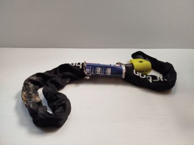 une corde noire avec une poignée jaune posée sur une table blanche