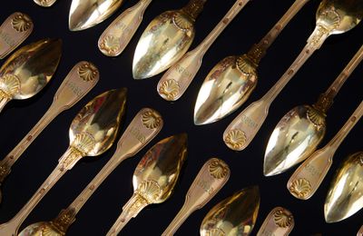 un grand nombre de cuillères posées sur une table