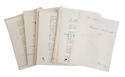 plusieurs vieilles lettres sont empilées sur une surface blanche