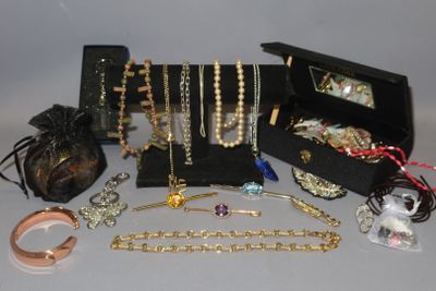 beaucoup de bijoux posés ensemble sur une table