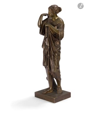 une image représentant une statue en bronze d'une femme tenant un bébé dans ses bras