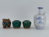 trois petits vases posés l'un à côté de l'autre sur une table