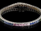 un gros plan d'un bracelet multicolore posé sur une surface noire
