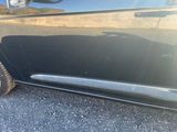 un gros plan d'une voiture noire avec un pneu crevé