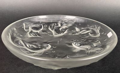 SABINO Coupe en verre pressé-moulé à décor de poissons Marqu…