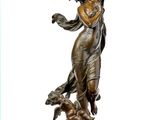 statue en bronze représentant une femme avec un chien, posée sur un socle en marbre