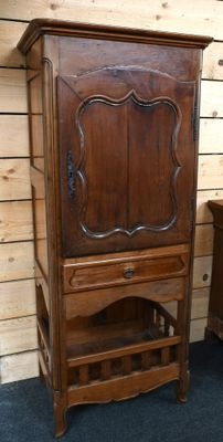 une armoire en bois surmontée d'une étagère