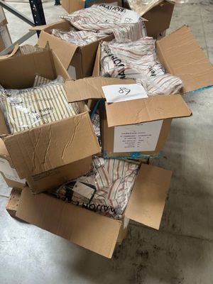 plusieurs boîtes empilées les unes sur les autres