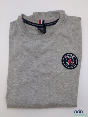 un gros plan sur une chemise ornée d'un insigne