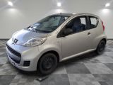 la photo d'une petite voiture argentée garée dans un garage