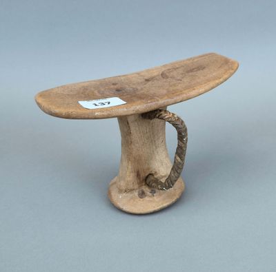 un petit banc en bois sur lequel est posée une corde