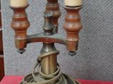 une table sur laquelle se trouvent une lampe et un bougeoir