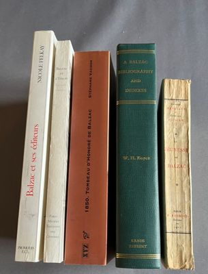 trois livres superposés sur une table