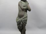 l'image d'une statue d'un homme debout sur un piédestal