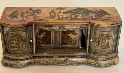 une petite boîte en bois avec un tableau dessus