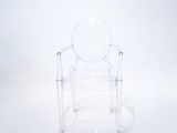 une chaise transparente posée sur une surface blanche