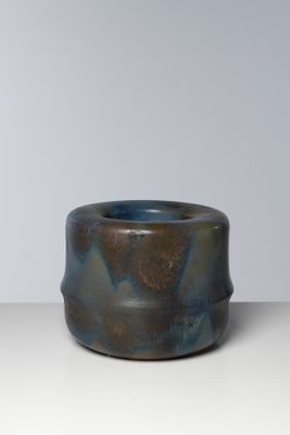 une photo d'un bol bleu posé sur une table blanche