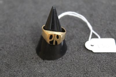 une bague en or surmontée d'un cône noir