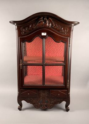 Etagère "verrier" en bois richement sculpté, à décor d'un co…