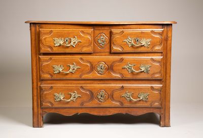 image d'une commode en bois sur fond blanc