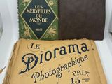 Deux livres sont posés sur une table, à côté d'un verre de vin