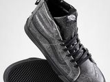 un gros plan sur une paire de baskets noires sur fond blanc
