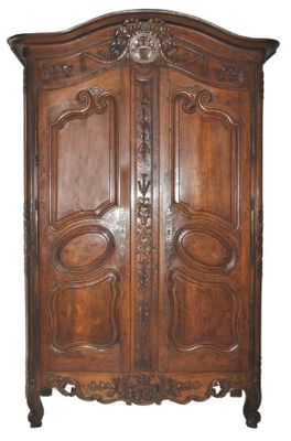une photo d'une armoire en bois dont les portes sont ornées de sculptures