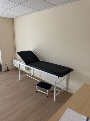 une pièce dans laquelle se trouvent une table et une chaise