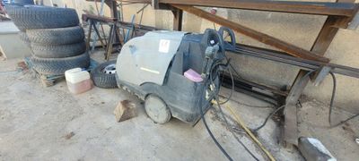une machine posée par terre à côté d'un tas de pneus