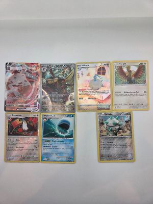 Plusieurs cartes Pokémon sont accrochées au mur d'une pièce.