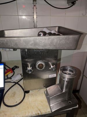 un évier en métal équipé d'un robinet en métal, dans une cuisine