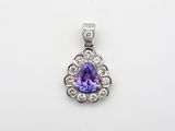 un pendentif en améthoraite et diamants sur fond blanc