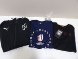 trois t-shirts avec des motifs différents, posés sur une table