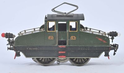 un petit train sur une surface blanche avec un fond blanc