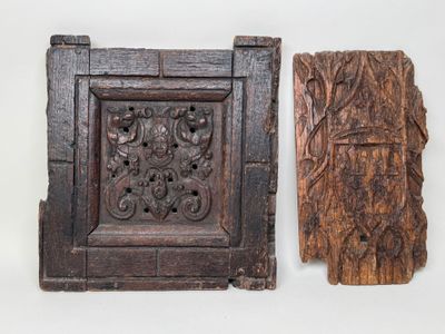 deux morceaux de bois sculptés posés sur une surface blanche