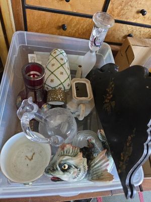un récipient en plastique rempli d'objets divers posé sur une table