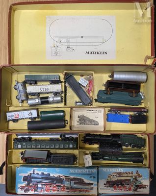 une boîte remplie de petits trains posée sur une table