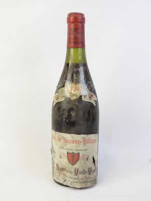 une bouteille de vin rouge posée sur une surface blanche, avec un fond blanc