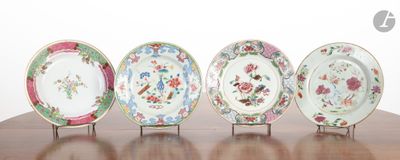 quatre assiettes ornées de motifs différents, posées sur une table en bois