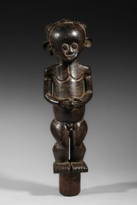 une image d'une statue en bois représentant un homme tenant un bébé