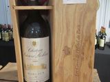 une boîte en bois avec une bouteille de vin à l'intérieur