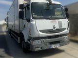 un camion qui roule sur la route en journée