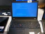 deux ordinateurs portables posés sur un bureau, avec un écran bleu